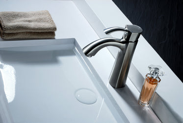 Rhythm Series Single Hole Single-Handle Mid-Arc Bathroom Faucet - Luxe Bathroom Vanities