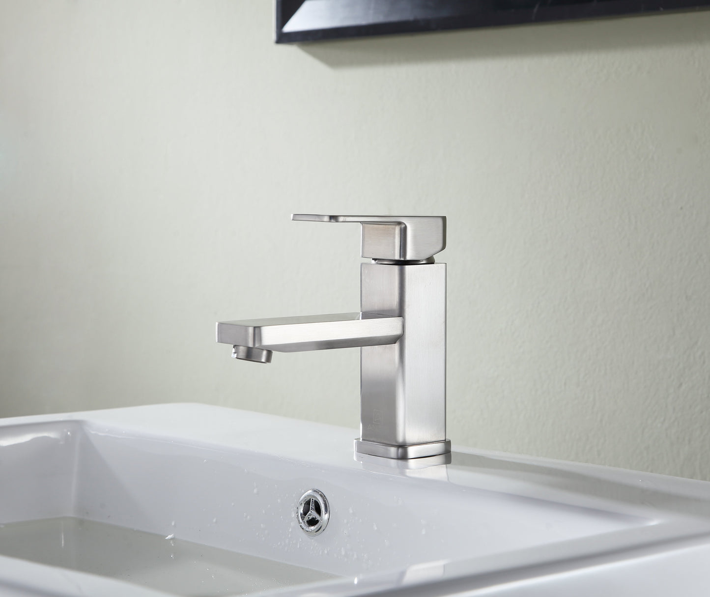 Naiadi Single Hole Single Handle Bathroom Faucet - Luxe Bathroom Vanities