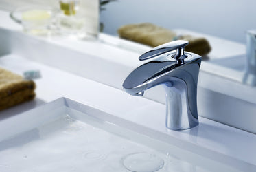 Tone Series Single Hole Single-Handle Low-Arc Bathroom Faucet - Luxe Bathroom Vanities